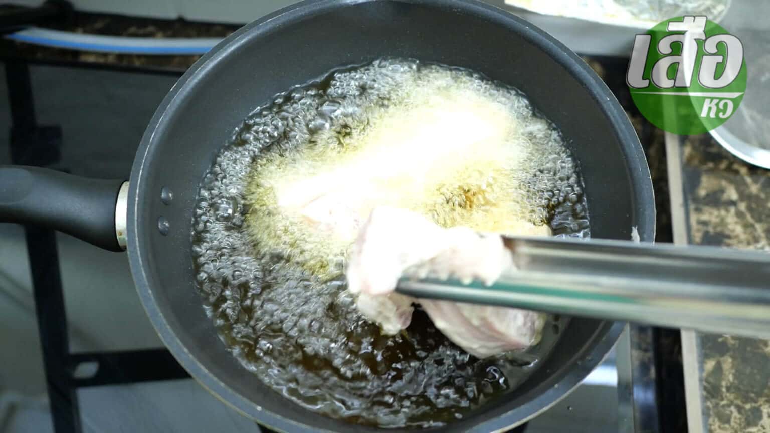 สูตรพร้อมวิธีการทำกระเพราหมูกรอบทำเองกินที่บ้านผัดหอมๆเติมไข่ดาวยิ่งอร่อย 