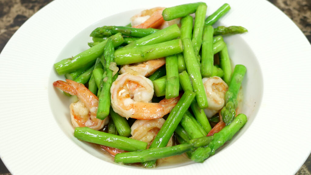 ผัดหน่อไม้ฝรั่งใส่กุ้ง